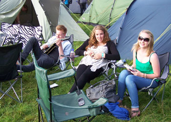 tom, beth and kez chillin in daves front garden